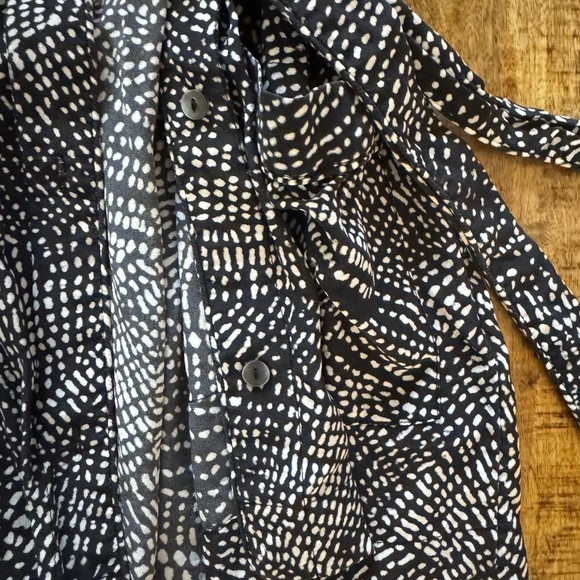 H&M Black White EUC Patterned button up down Blouse belt long sleeve 100% silk - Picture 2 of 7